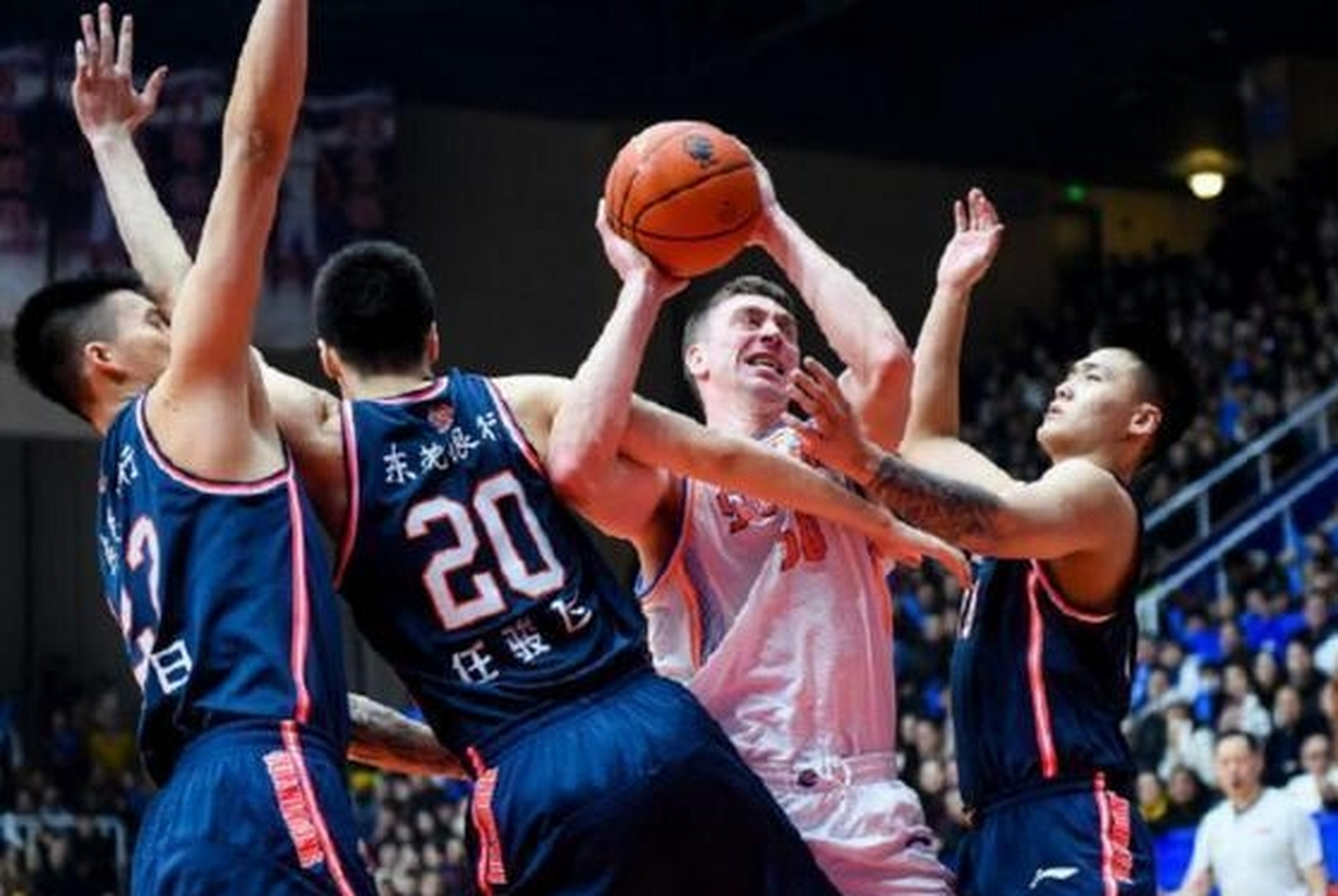 kaiyuan APP下载-加时末段CBA季后赛焦点战，巴塞罗那远射贴柱，赛场秩序良好，身体对抗强度拉满(巴塞罗那比赛直播)