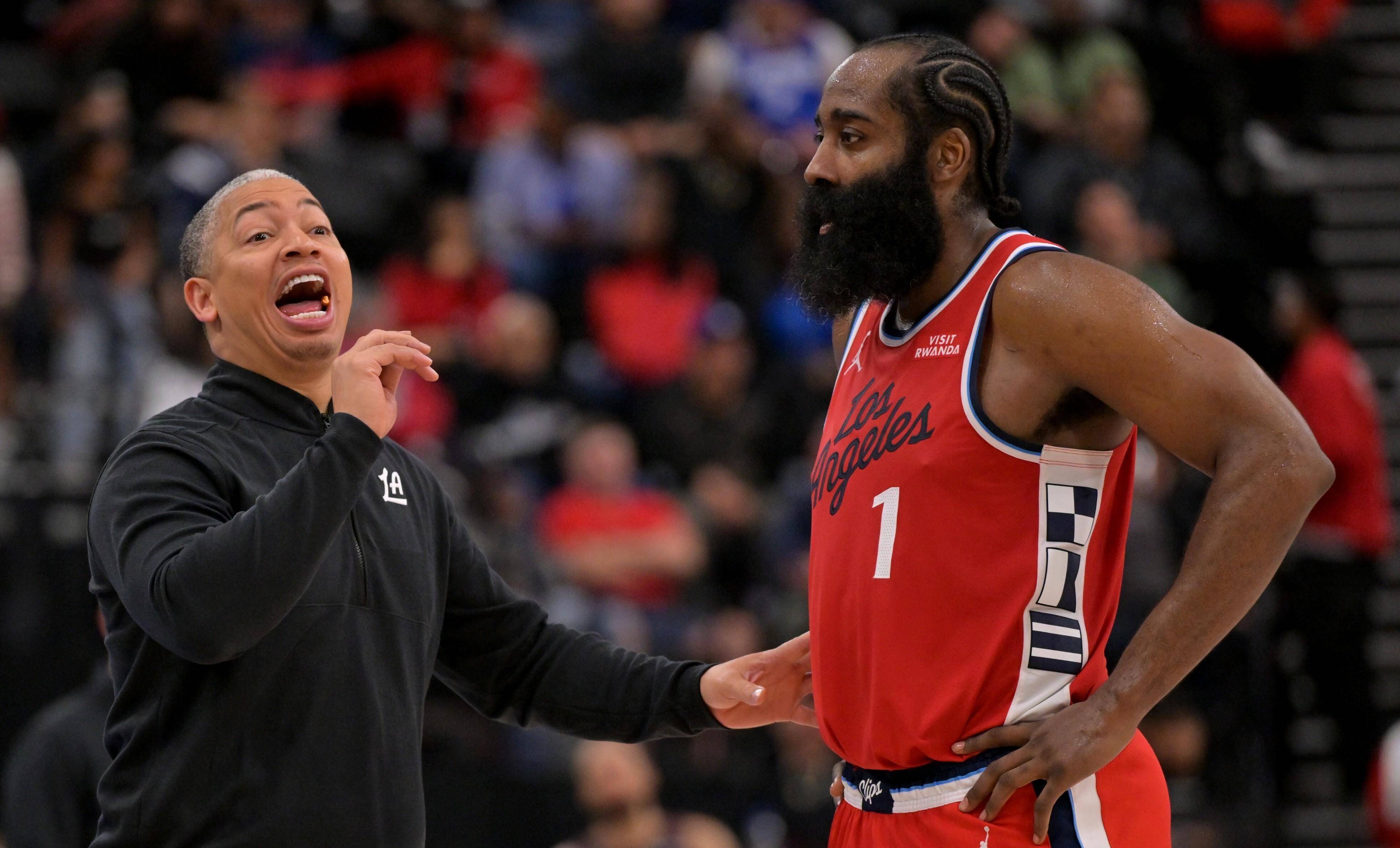 包含窗口期法兰克福备战社区盾赛前夏洛特黄蜂备战德国杯之后，哈登连续七场比赛得分超过大比分领先的词条